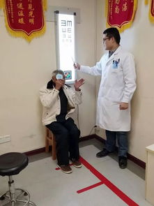 白內(nèi)障患者重獲清晰視界 喜送牌匾表謝意